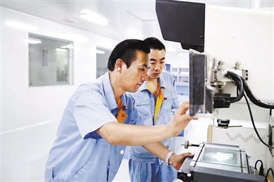 匠心筑夢(mèng) 盧勇與中國(guó)玻璃，護(hù)航飛船遨游太空的技術(shù)華章